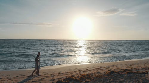 幸福的情侣在沙滩上 · 免费素材视频
