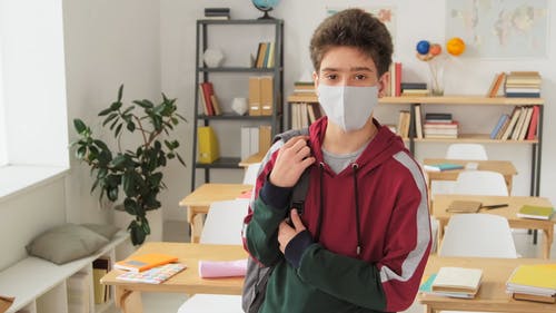 一个男孩上学戴着口罩 · 免费素材视频