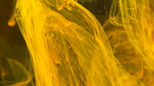 水中混合黄色涂料的抽象形成 · 免费素材视频