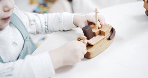 一个小孩在玩木制玩具 · 免费素材视频