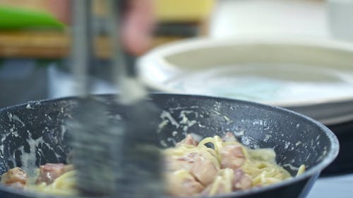 在锅上煮奶油意大利面 · 免费素材视频