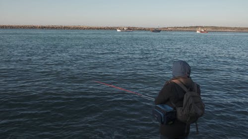 一个人在海边钓鱼 · 免费素材视频