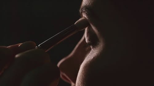 一个女人在她的眼皮上涂了眼影化妆 · 免费素材视频