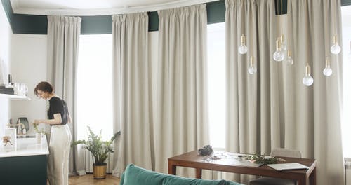 修理花的女人的画面 · 免费素材视频