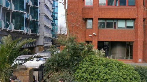 从行驶中的车辆拍摄的西伦敦商业建筑物的录像镜头 · 免费素材视频