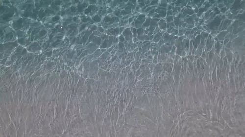 海浪冲向海边 · 免费素材视频