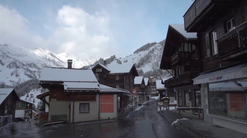 在山村房屋屋顶上的雪帽 · 免费素材视频