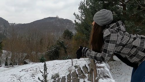 有关（顶部有小羊毛球的）羊毛帽子, 冷, 冷静的免费素材视频