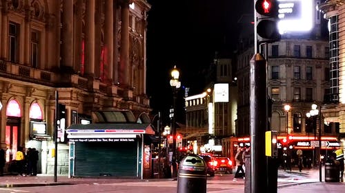 伦敦大街上的道路交通 · 免费素材视频