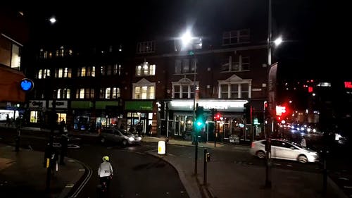 晚上在伦敦繁忙的街道上旅行 · 免费素材视频