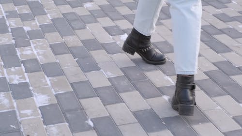 在皮革路面上行走的皮鞋的人脚 · 免费素材视频