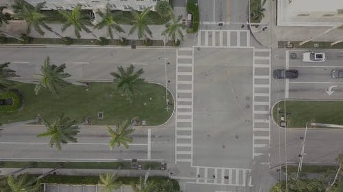 道路顶视图镜头与车辆通过 · 免费素材视频