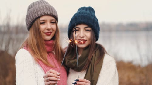 有关（顶部有小羊毛球的）羊毛帽子, 女性, 微笑的免费素材视频