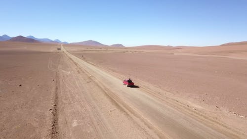 在沙漠土地上行驶的车辆 · 免费素材视频