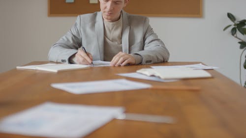 一个人画出姿势的线后掉下笔 · 免费素材视频