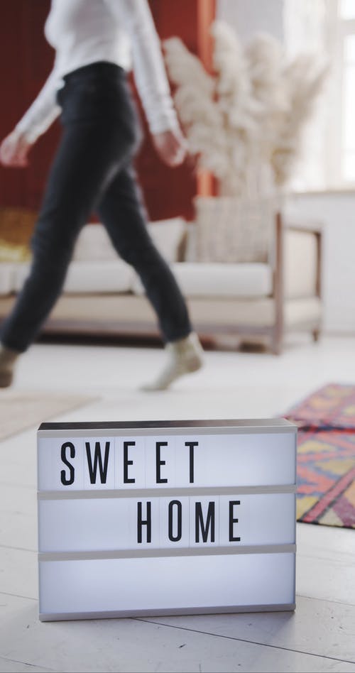 带有显示甜蜜家庭环境的浅色文字招牌 · 免费素材视频