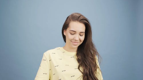 把耳机扔给那个女人 · 免费素材视频