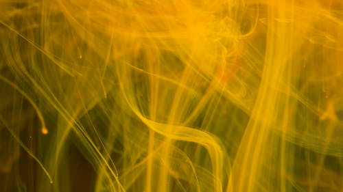 柔和的黄色液体形成不同的图案 · 免费素材视频
