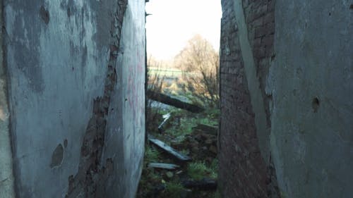 两座破旧的混凝土墙之间的狭窄小巷 · 免费素材视频