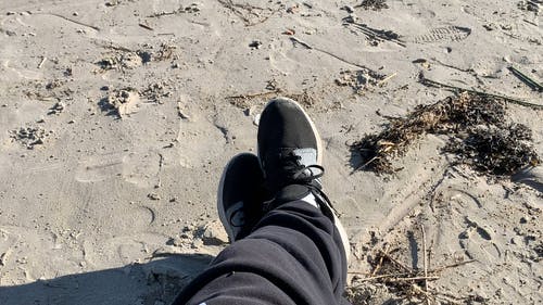 有关尺, 在沙滩上的脚印, 地平线的免费素材视频