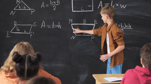 一个学生在黑板上解一个数学方程 · 免费素材视频