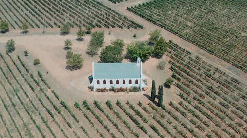 使用无人机的土地中间的房子的多莉镜头 · 免费素材视频