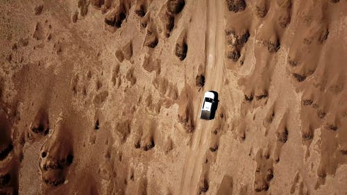 车辆穿越沙漠 · 免费素材视频