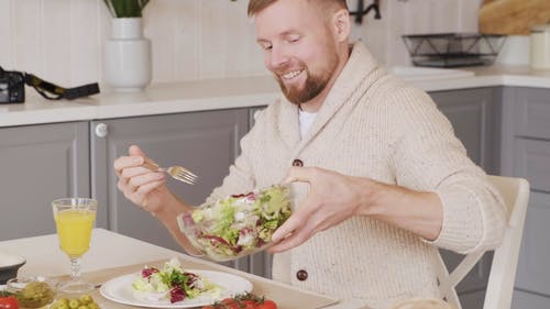男人吃沙拉的镜头 · 免费素材视频