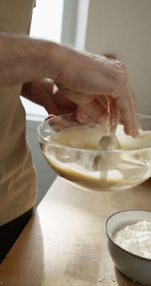 将面粉加到一碗煎饼面糊混合物中 · 免费素材视频