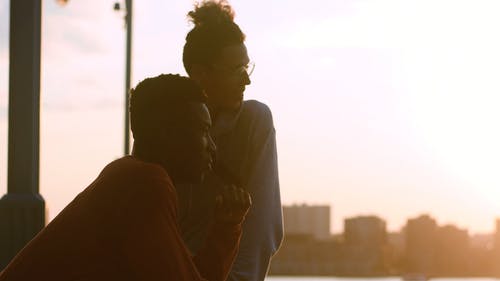 两个年轻人一起出去玩 · 免费素材视频