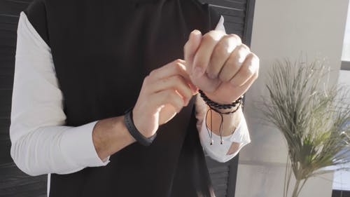 男人穿着时髦的友谊手链 · 免费素材视频
