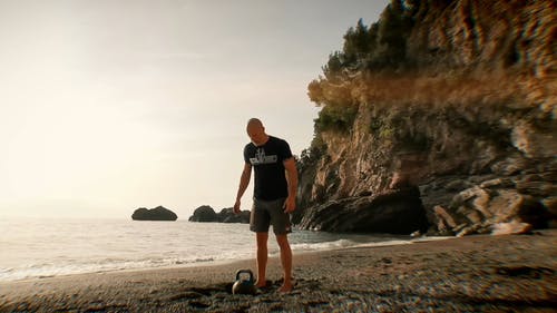 一个人在海边做水壶球运动 · 免费素材视频