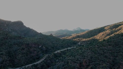 一条山间道路的航拍画面 · 免费素材视频