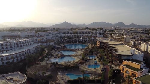 有关山背景, 度假村, 建筑的免费素材视频