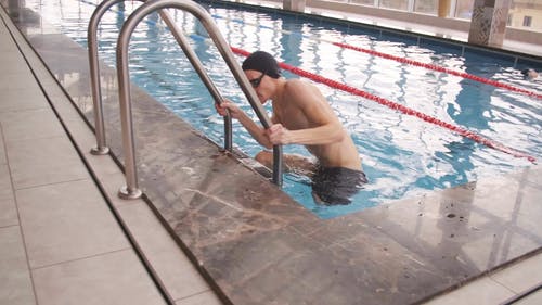 有关人, 假腿, 室内游泳池的免费素材视频