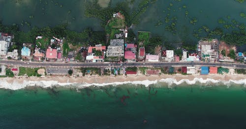 大型海岸线社区的无人机画面 · 免费素材视频