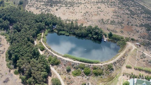 在茫茫荒野中的一个湖的航拍画面 · 免费素材视频