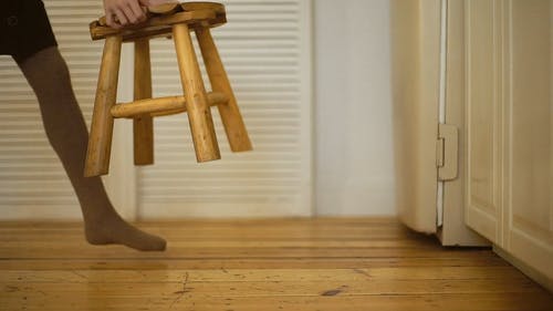 一个人用木椅增高 · 免费素材视频