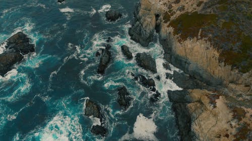在北加州的岩石海岸线 · 免费素材视频