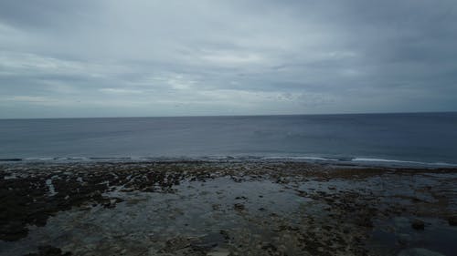 海浪亲吻岩石的海岸线 · 免费素材视频