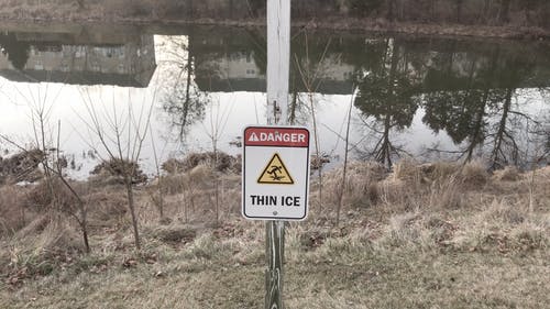 在冰冻的河面上的警告牌 · 免费素材视频