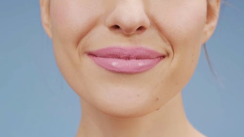 粉红色唇膏的女人 · 免费素材视频