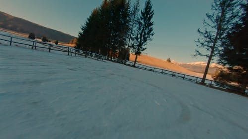 覆盖着雪的道路的无人机画面 · 免费素材视频