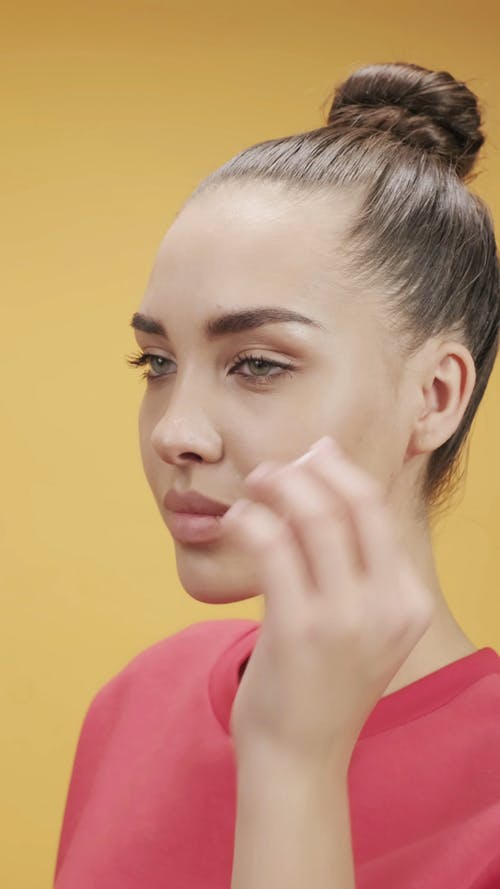 一个女人听音乐的画面 · 免费素材视频