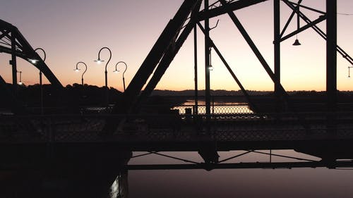 黎明时悬索桥的视频 · 免费素材视频