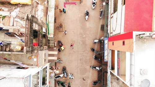 街道和路过的人的顶视图镜头 · 免费素材视频