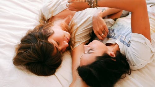 两个女人在床上接吻 · 免费素材视频