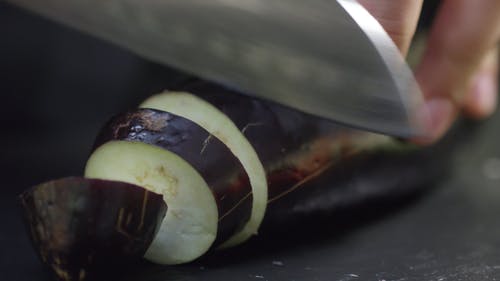 用刀将茄子切成薄片 · 免费素材视频