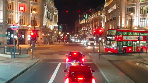 晚上在伦敦街交通 · 免费素材视频