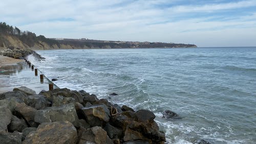 海浪拍打在岩石上 · 免费素材视频